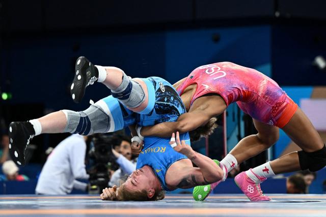 Romanian wrestler Catalina Axente evacuated after heavy fall on the neck